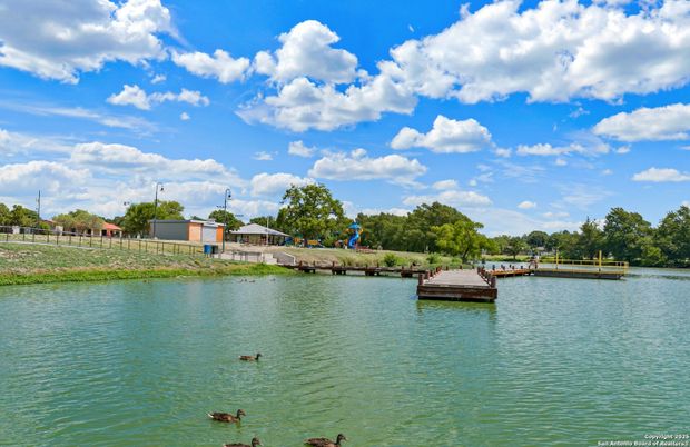 Exterior, Lake