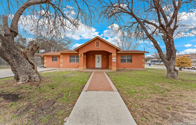 Backyard, Exterior, Facade, Ranch