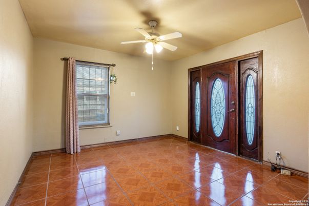 Empty room, Interior