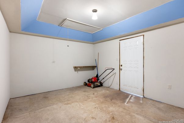 Empty room, Interior