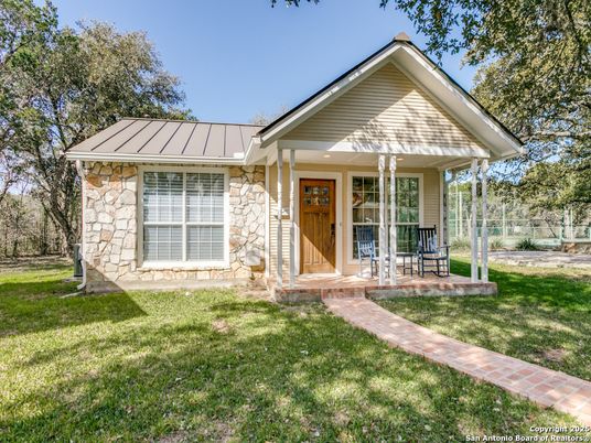 Exterior, Facade, Ranch