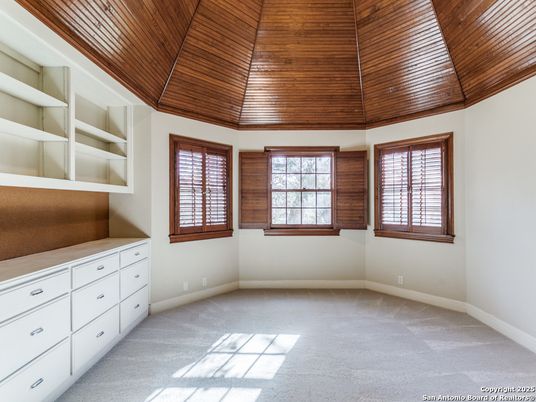 Empty room, Interior, Wooden Ceilings