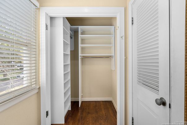 Interior, Walk-in Closets, Wood Texture Flooring