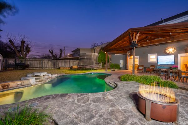 Exterior, Pool