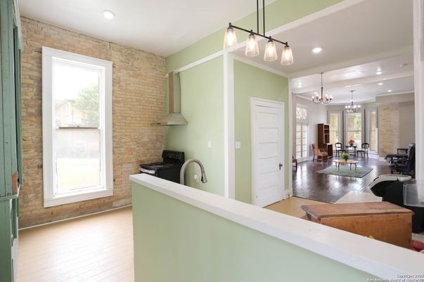 Chandelier, Dining room, Interior, Kitchen, Pendant Lights, Recessed Lighting, Stone Walls, Wood Texture Flooring