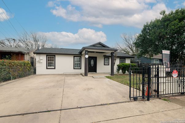 Exterior, Facade, Ranch