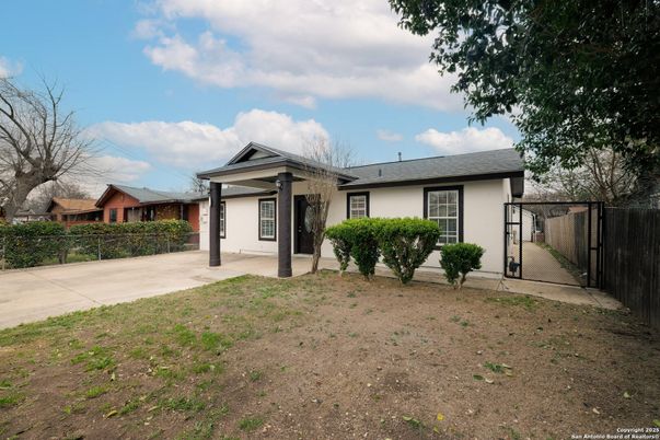 Backyard, Exterior, Facade, Ranch