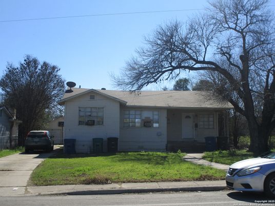 Exterior, Facade, Ranch