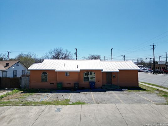 Exterior, Facade, Ranch