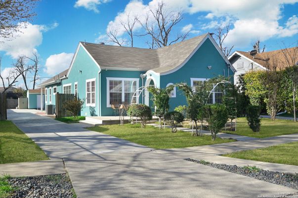 Exterior, Facade, Ranch