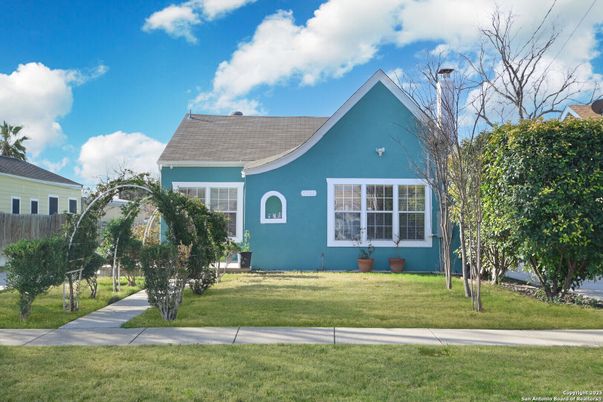 Backyard, Exterior, Facade, Ranch