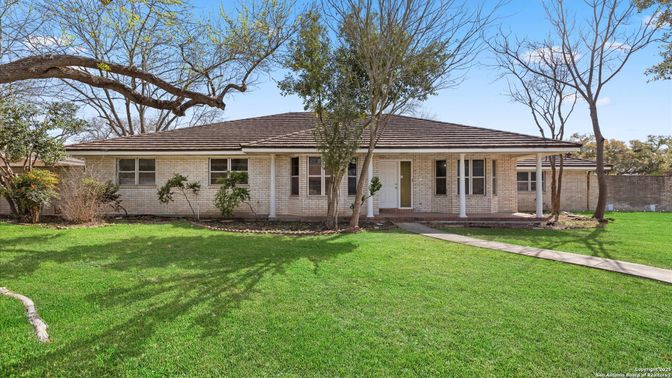 Backyard, Exterior, Facade, Brick Facade, Ranch