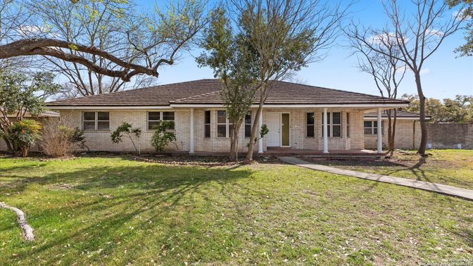 Backyard, Exterior, Facade, Brick Facade, Ranch