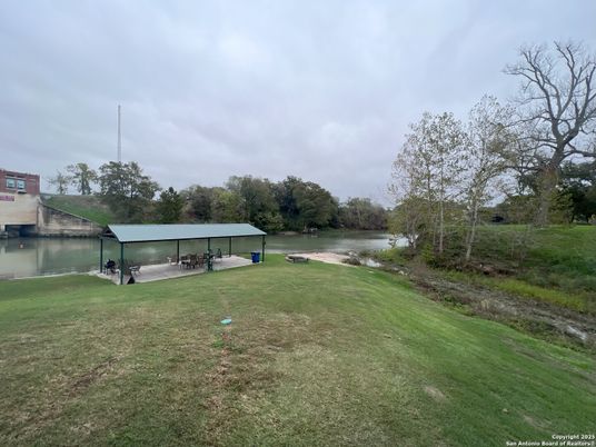 Exterior, Lake