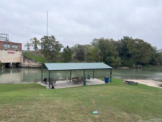 Exterior, Lake