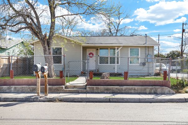 Exterior, Facade, Ranch