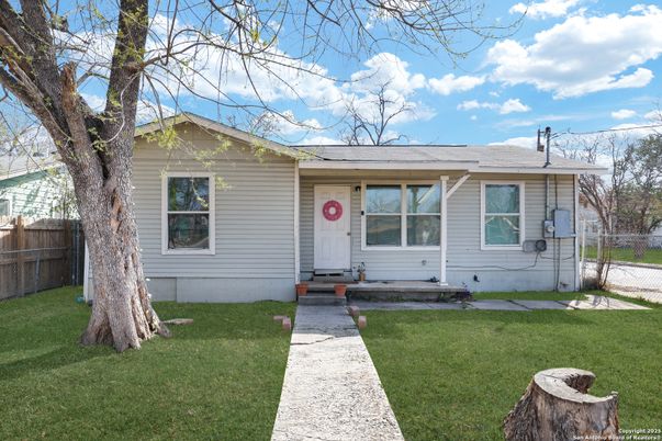 Exterior, Facade, Ranch