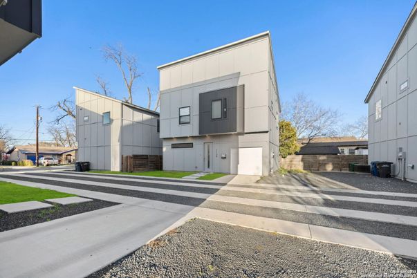 Exterior, Facade, Modern