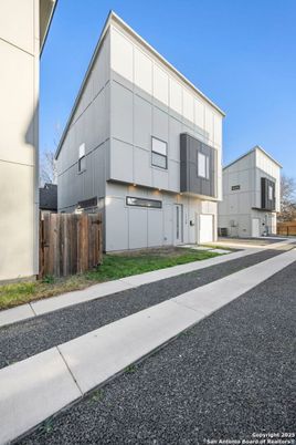 Exterior, Facade, Modern
