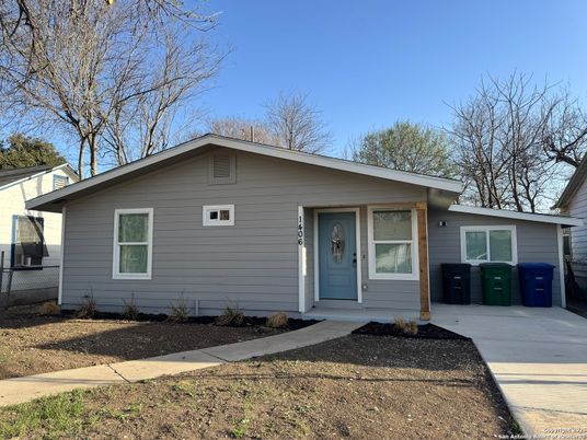 Exterior, Facade, Ranch