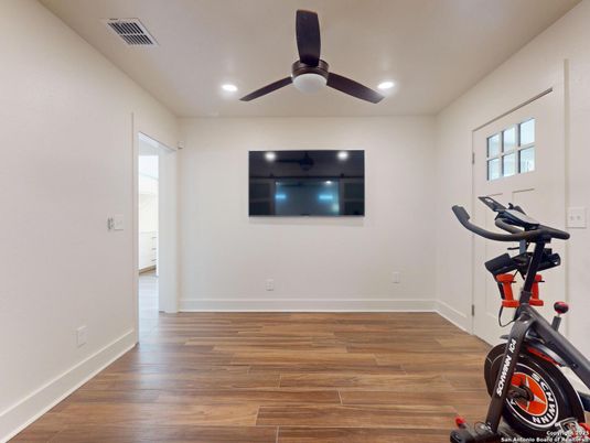 Fitness Equipment, Interior, Recessed Lighting, Wood Texture Flooring