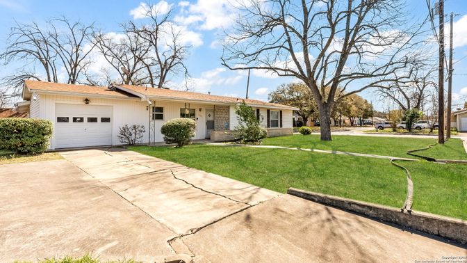 Attached, Exterior, Facade, Ranch