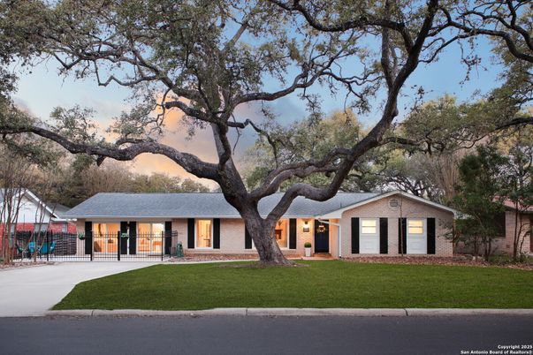 Exterior, Facade, Ranch