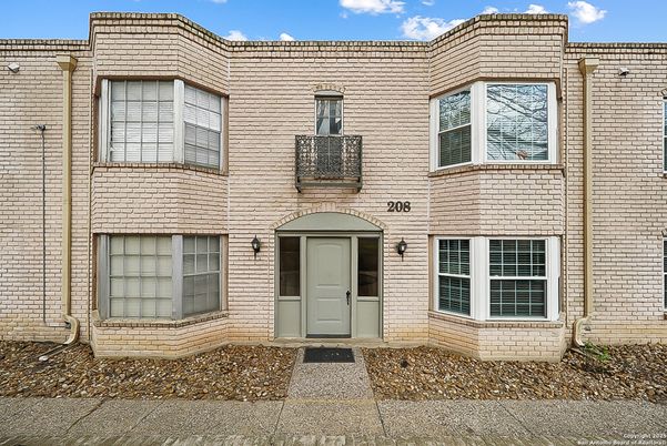 Exterior, Facade, Rowhouse