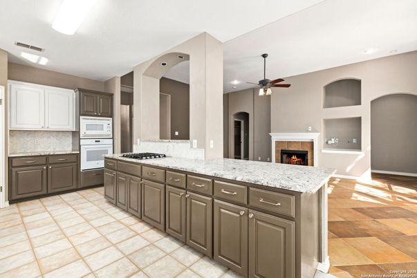 Fireplace, Interior, Kitchen, Recessed Lighting