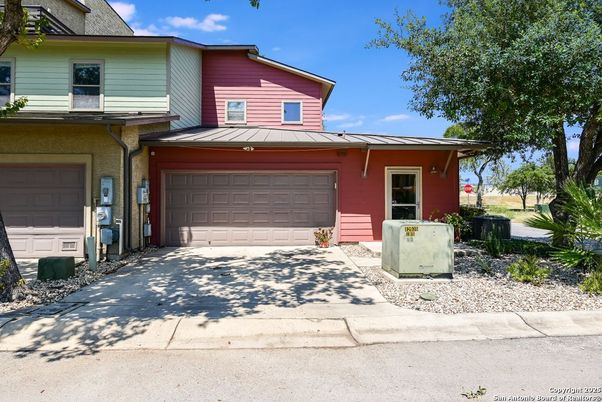 Attached, Exterior, Facade, American Craftsman