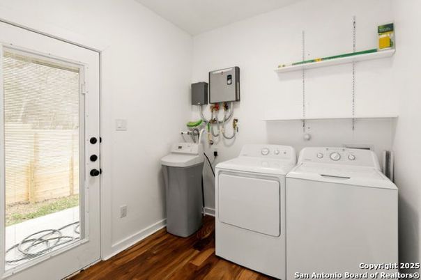 Interior, Washer, Wood Texture Flooring