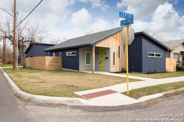 Exterior, Facade, Ranch