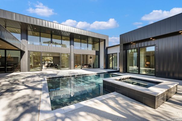Exterior, Facade, Pool, Modern