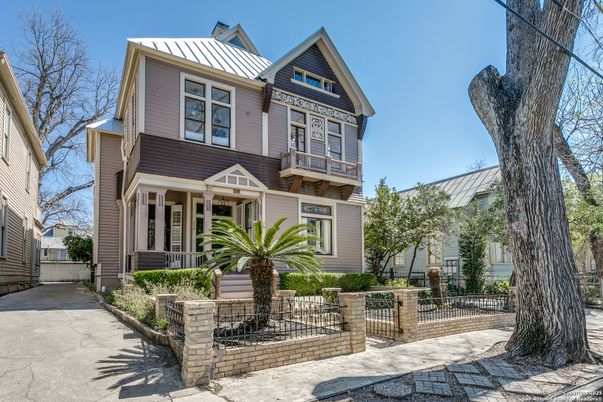 Exterior, Facade, Queen Anne Victorian
