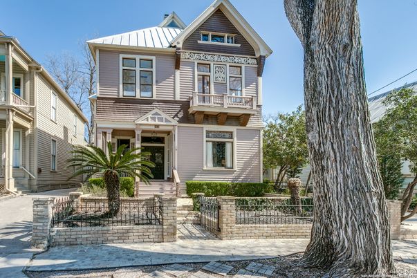 Exterior, Facade, Queen Anne Victorian
