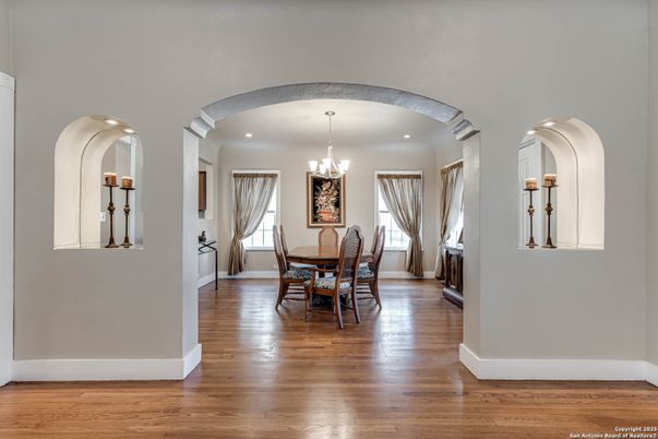 Chandelier, Dining room, Interior, Recessed Lighting, Wood Texture Flooring