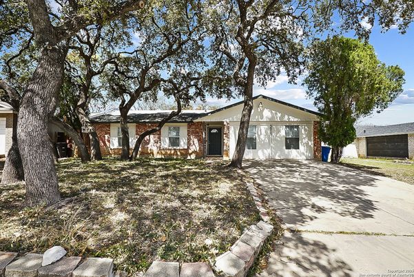 Exterior, Facade, Brick Facade, Ranch