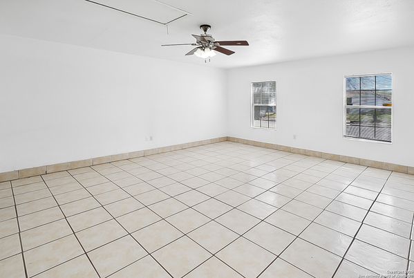 Empty room, Interior