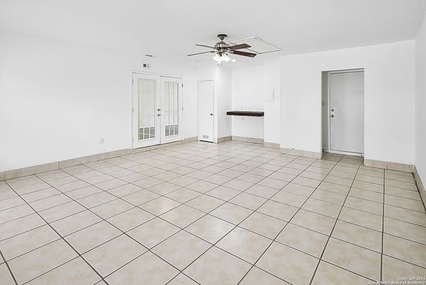 Empty room, Interior