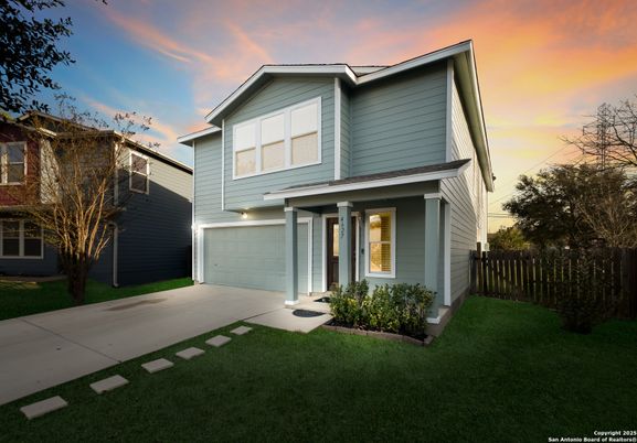 Attached, Exterior, Facade, American Craftsman