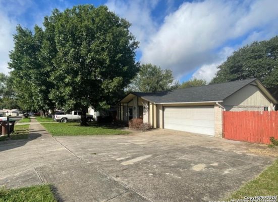 Attached, Exterior, Facade, Ranch