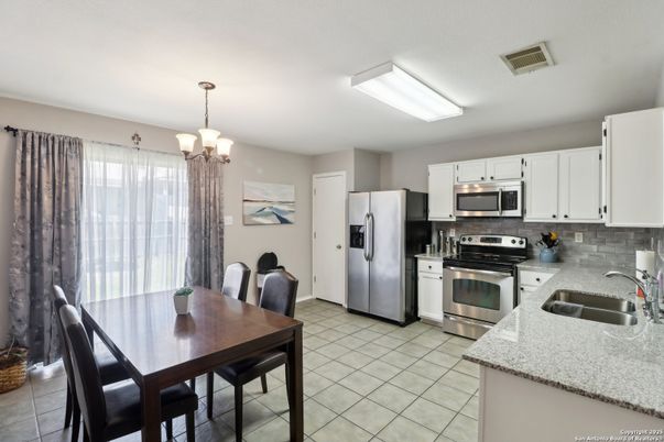 Chandelier, Dining room, Interior, Kitchen, Stainless Steel Appliances