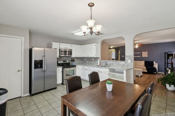 Chandelier, Dining room, Interior, Kitchen, Stainless Steel Appliances