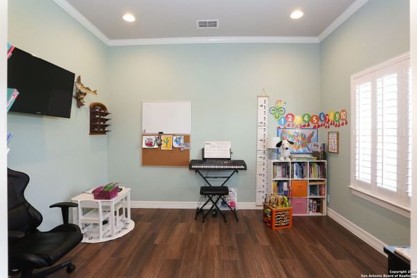 Interior, Piano, Recessed Lighting, Wood Texture Flooring