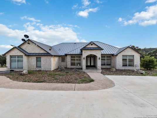 Exterior, Facade, Ranch