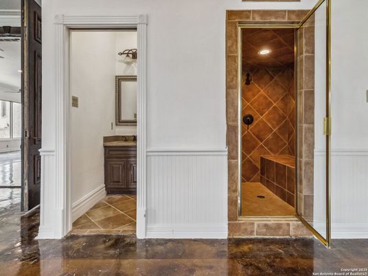 Bathroom, Interior, Recessed Lighting