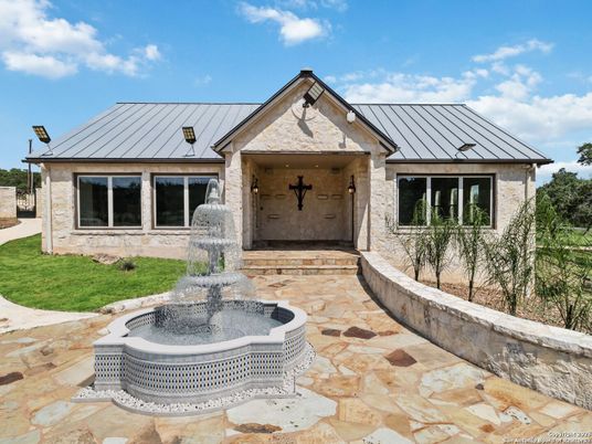 Exterior, Facade, Ranch