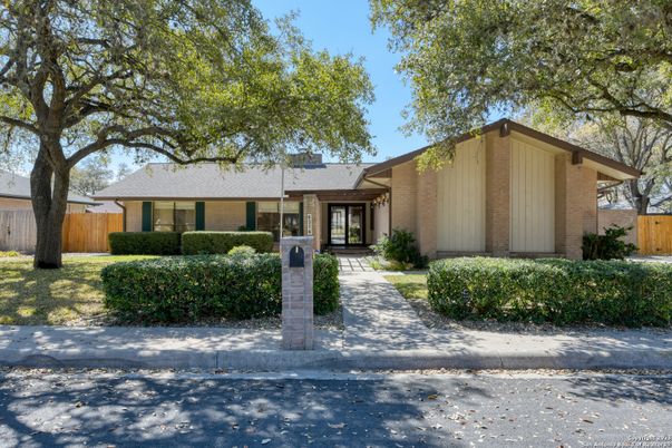 Exterior, Facade, Ranch