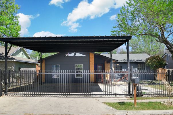 Exterior, Facade, Modern