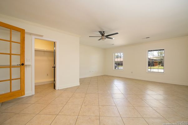 Empty room, Interior